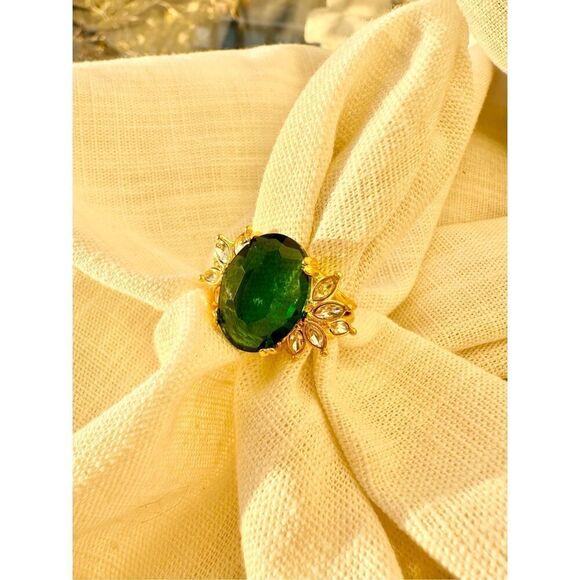 Emerald green oval cut cubic zirconia size 10 - Picture 1 of 3